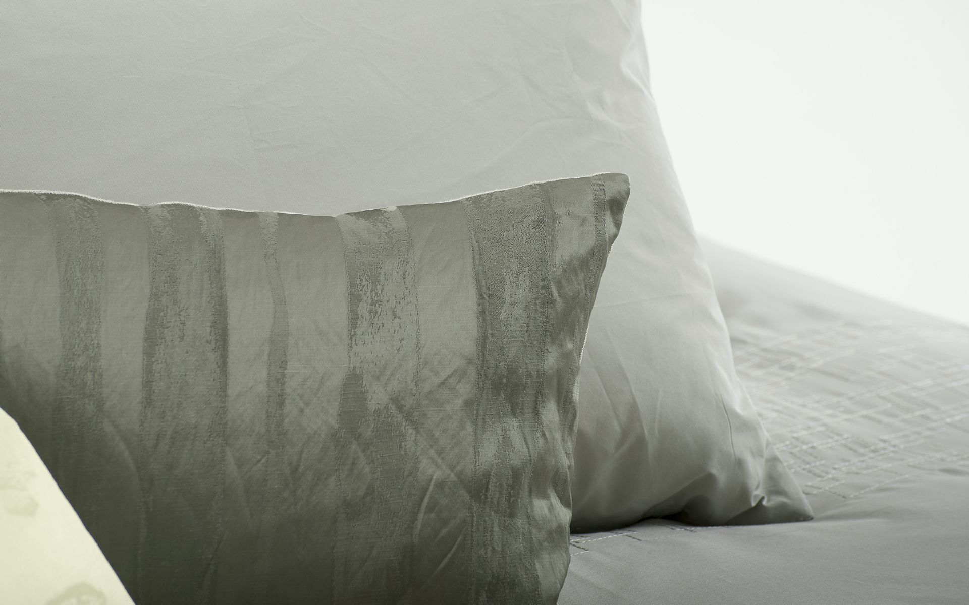 Mrs.Me home couture - cushion Verdin Thyme detail1 web